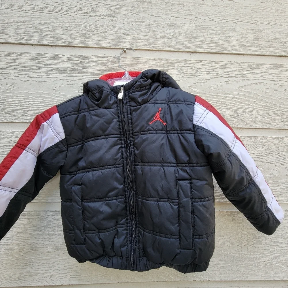 Jordán fleece lined boy's jacket size 3T color black and red